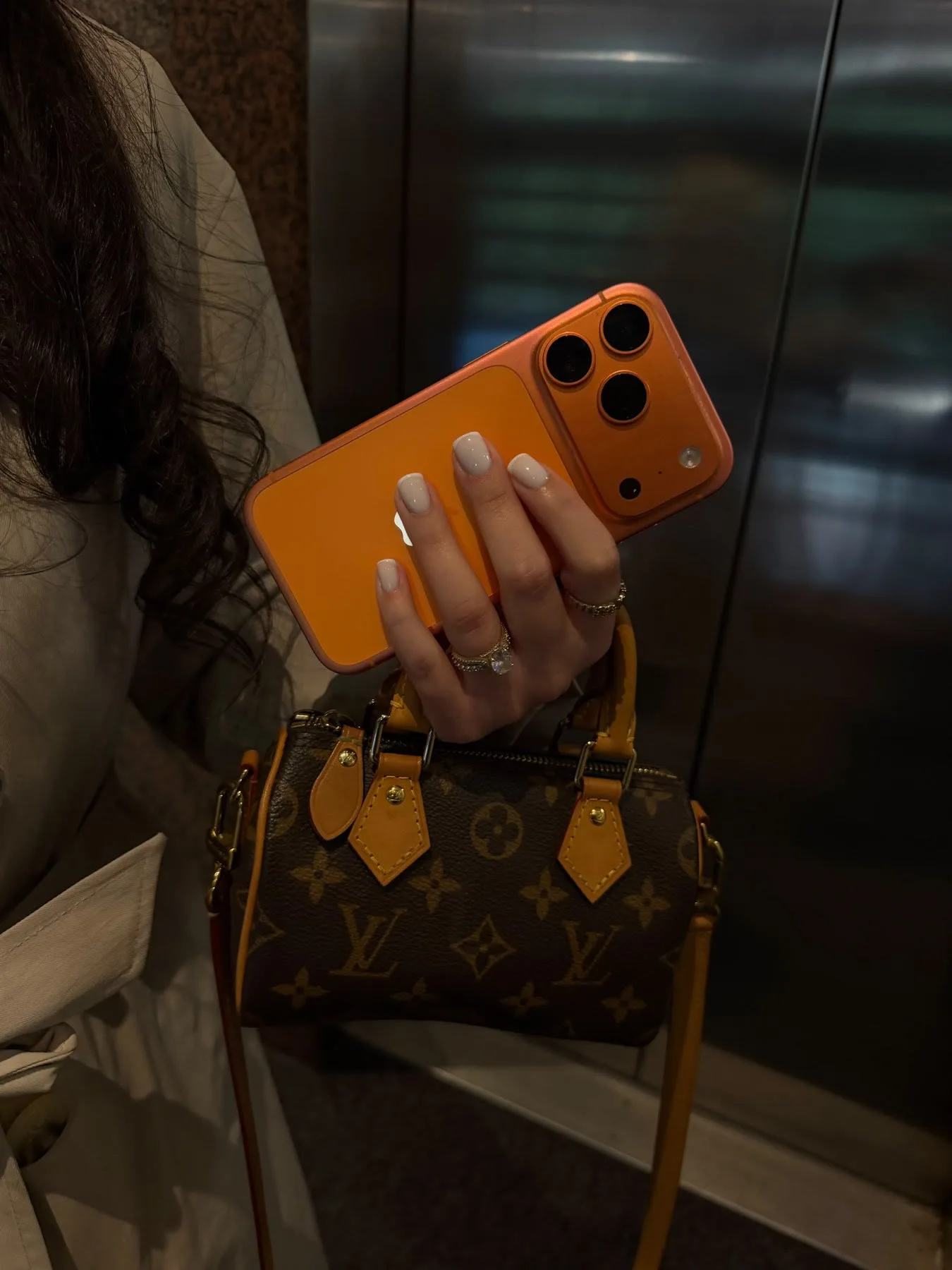 Lichte BIAB-set van een leerling bij een oranje iPhone