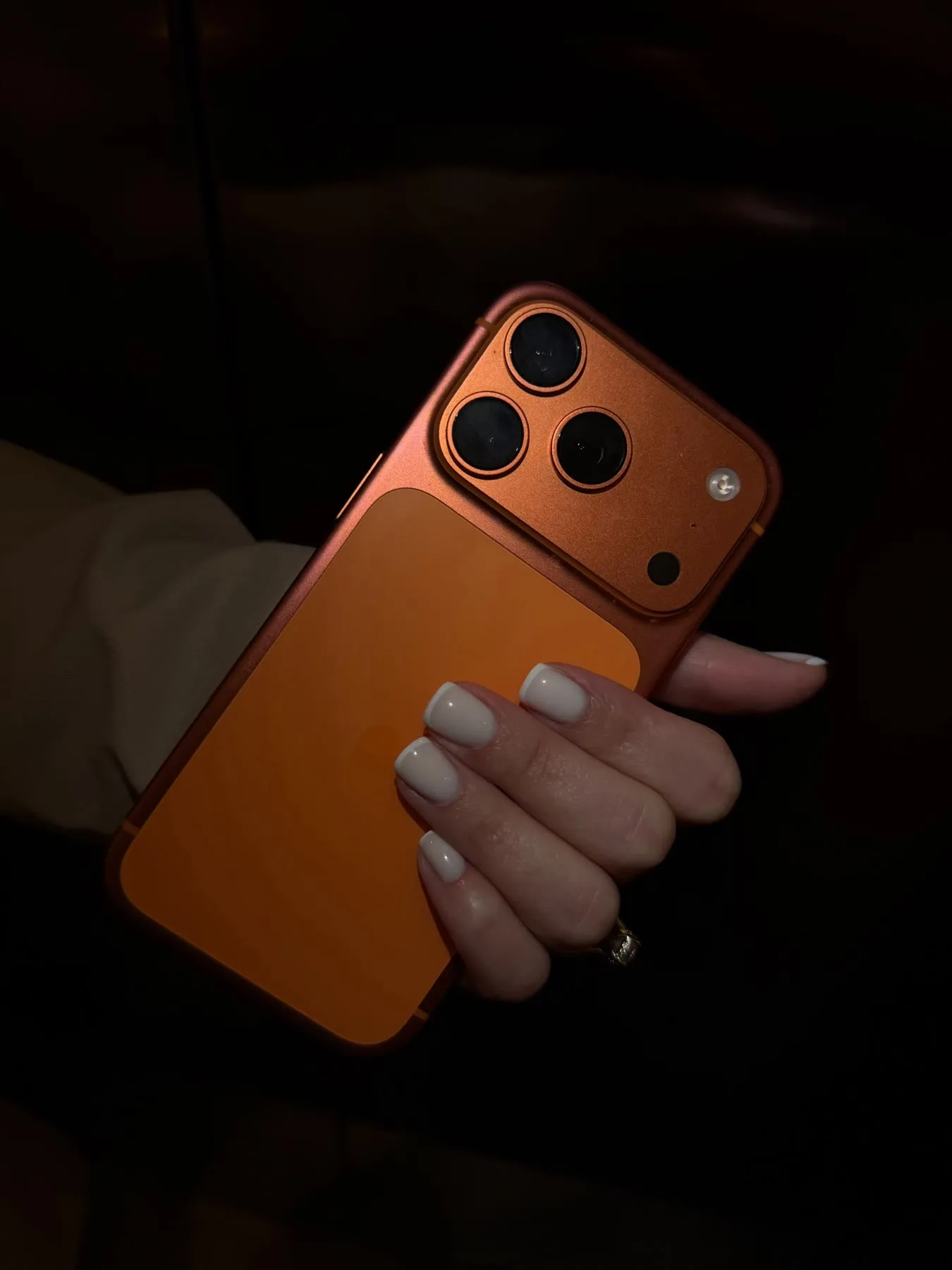 Lichte BIAB-set van een leerling bij een oranje iPhone, close-up