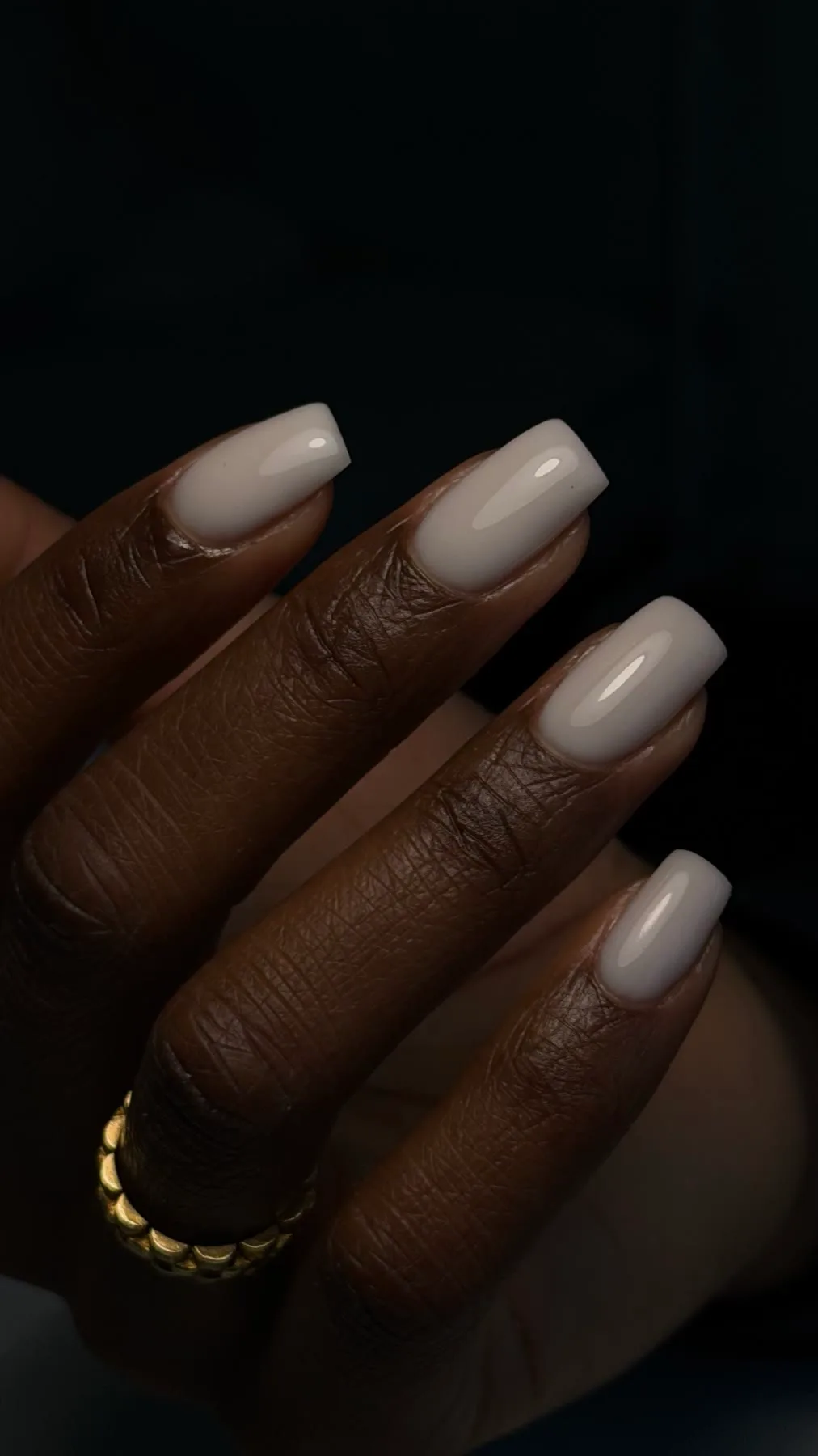 Melkwitte nagels uit de studio van stylisteamsterdam
